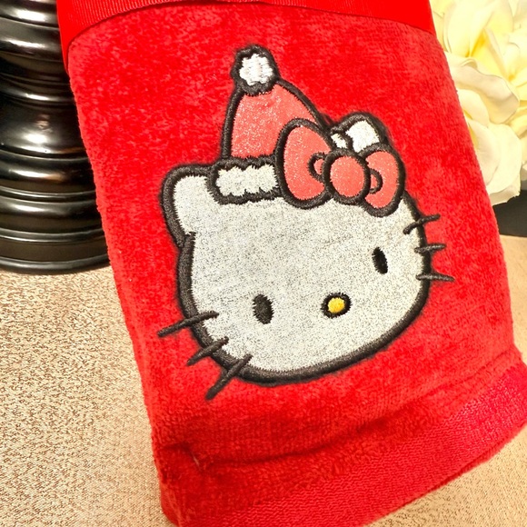 NWT Set of 2 Metallic SANTA HELLO KITTY Hand Towels - Picture 6 of 9